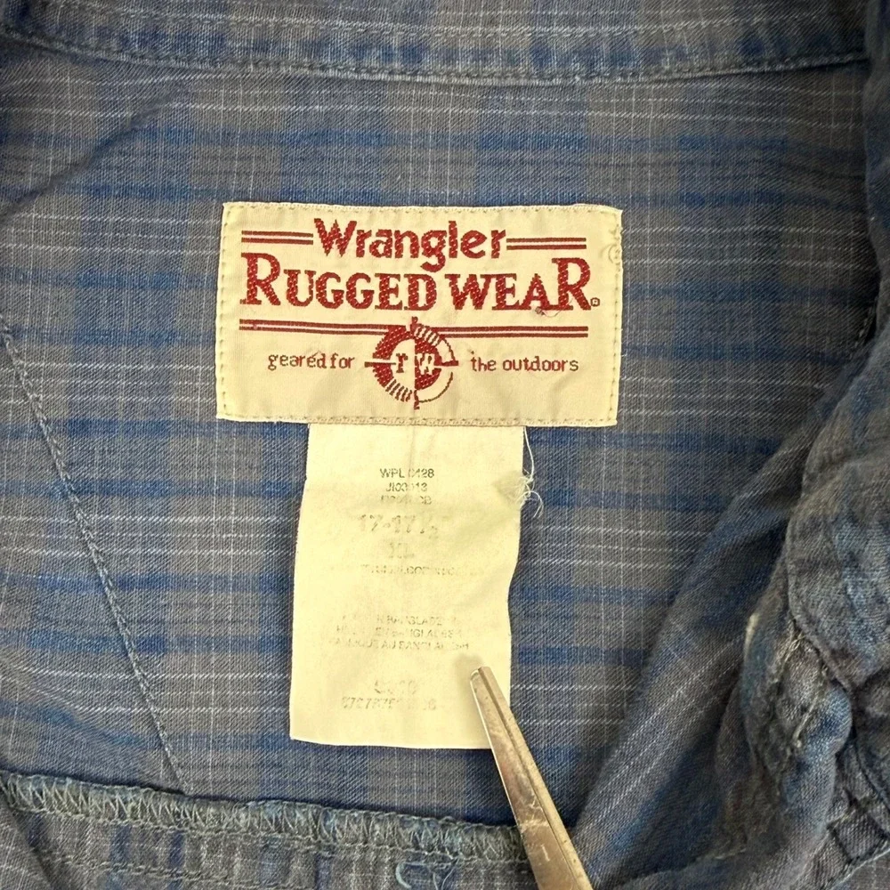 VTG Wrangler Rugged Wear Mens XL Blue Plaid Long Sleeve‎ Button Down Shirt